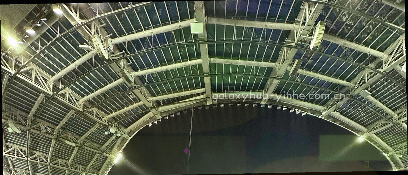 三条并行光轨穿过星云的抽象画面，象征多端同步推进
