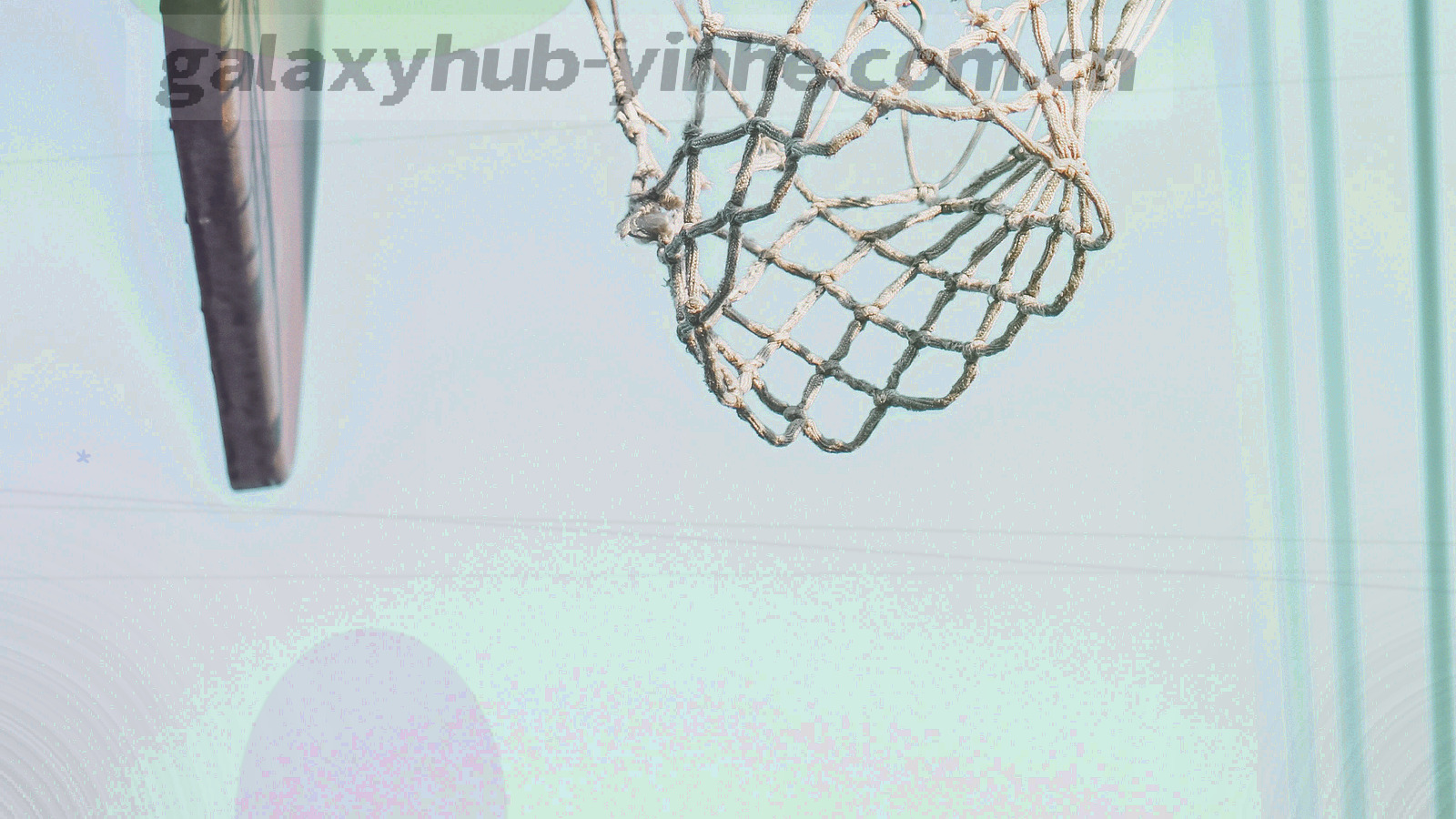 深蓝与紫色星云交织、轨道光带横穿画面的抽象星空背景